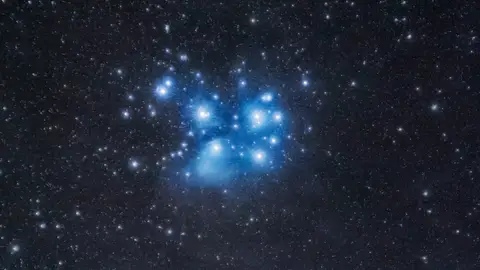 Las constelaciones de invierno cogen altura. Las Pléyades, a lomos de Tauro Las constelaciones de invierno cogen altura. Las Pléyades, a lomos de Tauro