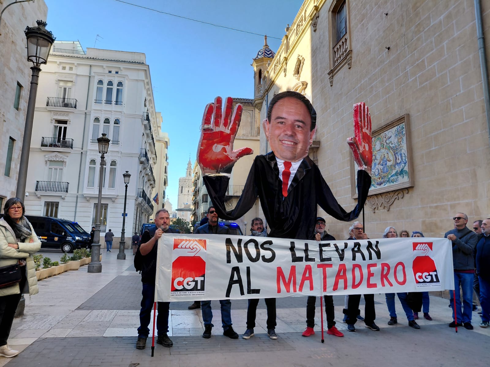 Víctimas de la dana ven el perdón de Llorca "papel mojado" y reclaman a Mazón que deje su acta Víctimas de la dana ven el perdón de Llorca "papel mojado" y reclaman a Mazón que deje su acta