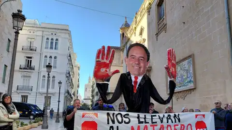 Los asistentes a las puertas de Les Corts han renovado la marioneta, habitual en las manifestaciones, con la cara de Juanfran Pérez Llorca. Los asistentes a las puertas de Les Corts han renovado la marioneta, habitual en las manifestaciones, con la cara de Juanfran Pérez Llorca.