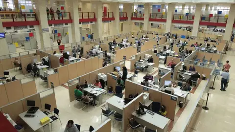 Imagen de archivo de funcionarios públicos atendiendo en la delegación de Hacienda de Madrid. Imagen de archivo de funcionarios públicos atendiendo en la delegación de Hacienda de Madrid.