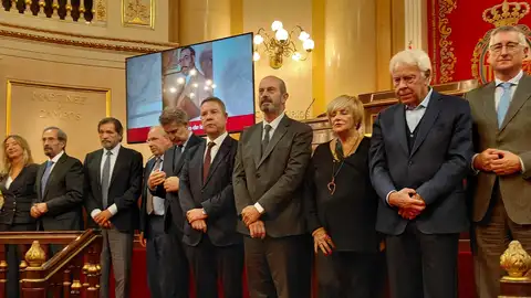 El presidente del Senado, Pedro Rollán, acompañado de Felipe González, Alfonso Guerra, Núñez Feijóo y García Page, entre otros asistentes El presidente del Senado, Pedro Rollán, acompañado de Felipe González, Alfonso Guerra, Núñez Feijóo y García Page, entre otros asistentes
