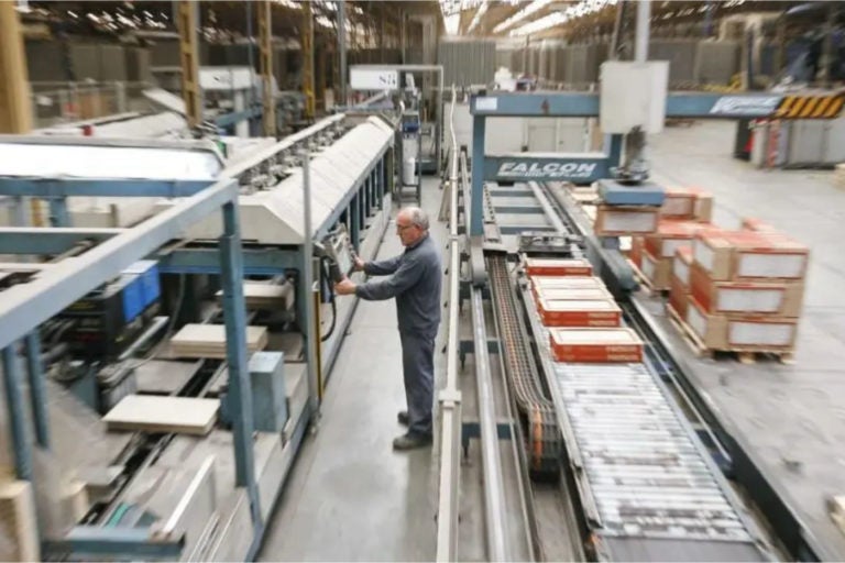 La negociación del convenio cerámico sigue encallada pese a la mejora salarial ofrecida por ASCER La negociación del convenio cerámico sigue encallada pese a la mejora salarial ofrecida por ASCER