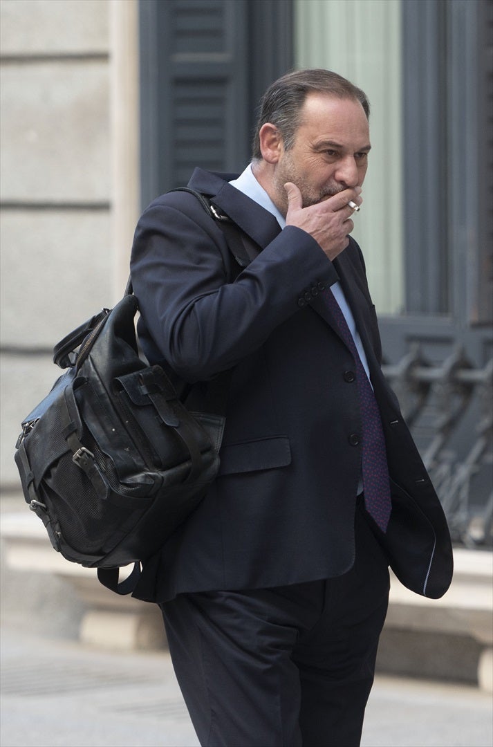 Así han sido las últimas horas de Ábalos en libertad: fumando cigarrillos en el patio de los imputados Así han sido las últimas horas de Ábalos en libertad: fumando cigarrillos en el patio de los imputados