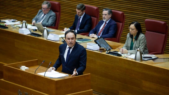 El candidato del PP, Juanfran P&eacute;rez Llorca, durante su intervenci&oacute;n en el pleno celebrado este jueves/ EFE/Biel Ali&ntilde;o