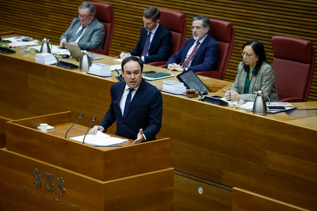 Pérez Llorca colma su discurso de guiños a Vox cuyo apoyo es imprescindible para su investidura Pérez Llorca colma su discurso de guiños a Vox cuyo apoyo es imprescindible para su investidura