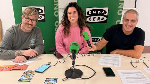 Sara Santos junto a Agust&iacute;n Prades y Manu Gon durante la grabaci&oacute;n del programa