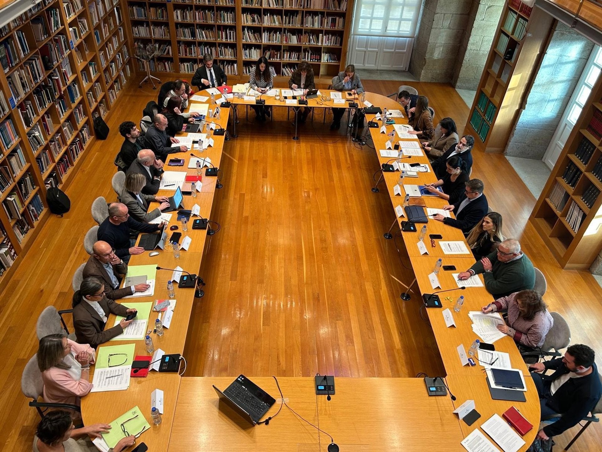 El Pleno municipal de Santiago aprueba por unanimidad restablecer la normalidad del servicio de bomberos y policías El Pleno municipal de Santiago aprueba por unanimidad restablecer la normalidad del servicio de bomberos y policías