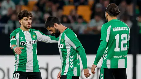 El jugador del Real Betis Isco (c) se retira del terreno de juego lesionado, durante el partido de Liga Europea UEFA disputado ante el FC Utrecht, este jueves en el estadio de La Cartuja El jugador del Real Betis Isco (c) se retira del terreno de juego lesionado, durante el partido de Liga Europea UEFA disputado ante el FC Utrecht, este jueves en el estadio de La Cartuja