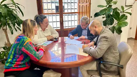 Monforte del Cid formaliza el alquiler los locales en los que se va a instalar su mercado municipal provisional. Monforte del Cid formaliza el alquiler los locales en los que se va a instalar su mercado municipal provisional.