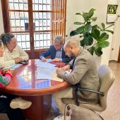 Monforte del Cid formaliza el alquiler los locales en los que se va a instalar su mercado municipal provisional.