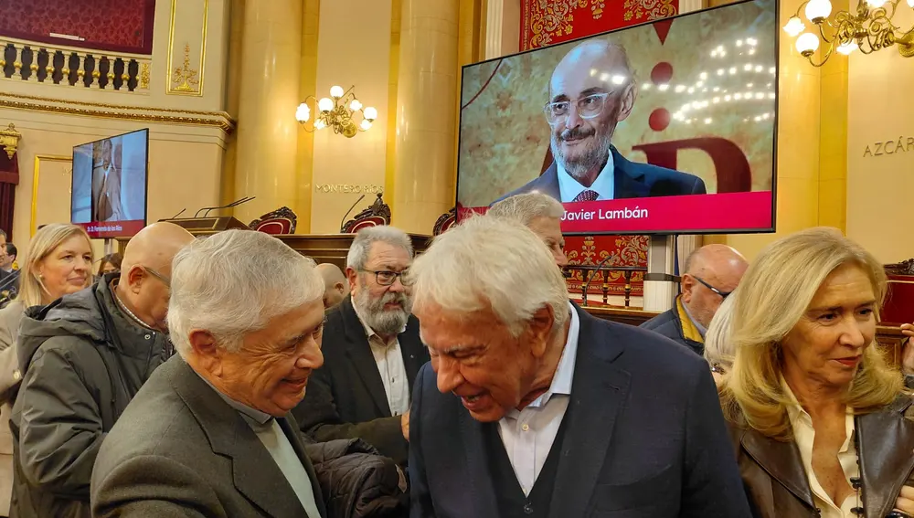 Felipe González, saludado por los asistentes al homenaje a Javier Lambán Felipe González, saludado por los asistentes al homenaje a Javier Lambán