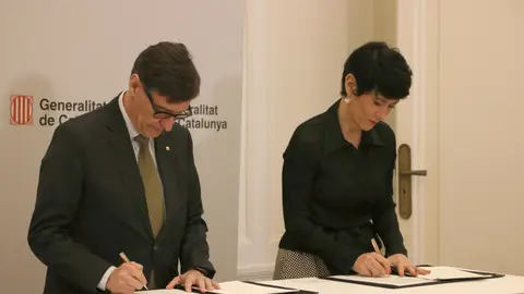 Catalunya i l'Estat signen un conveni per combatre els discursos d'odi a les xarxes Catalunya i l'Estat signen un conveni per combatre els discursos d'odi a les xarxes