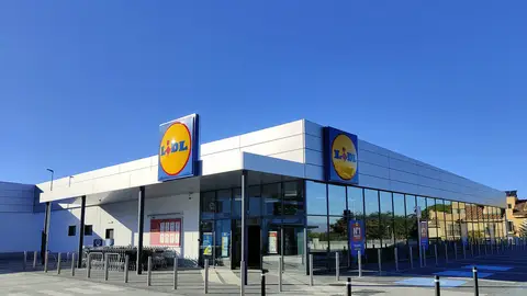 Lidl impulsa su presencia en Málaga con una nueva tienda en Alhaurín de la Torre tras invertir 3,2 M€ y emplear a 25 personas Lidl impulsa su presencia en Málaga con una nueva tienda en Alhaurín de la Torre tras invertir 3,2 M€ y emplear a 25 personas