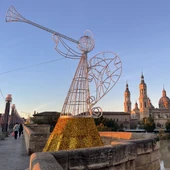Ángel de Navidad en el puente de Piedra de Zaragoza Ángel de Navidad en el puente de Piedra de Zaragoza