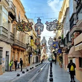 Una de las calles de El Puerto con el alumbrado Una de las calles de El Puerto con el alumbrado