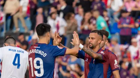 Ibarrondo y Hamza celebran un tanto contra el Algeciras. Ibarrondo y Hamza celebran un tanto contra el Algeciras.