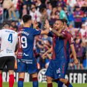 Ibarrondo y Hamza celebran un tanto contra el Algeciras.