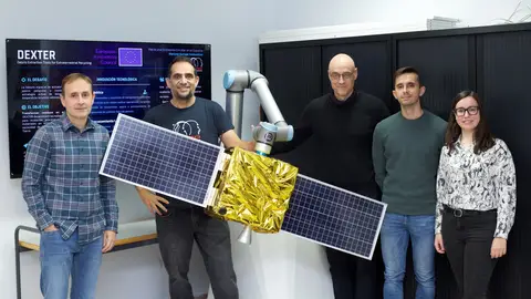 Miembros que participan en el proyecto DEXTER en un laboratorio Miembros que participan en el proyecto DEXTER en un laboratorio