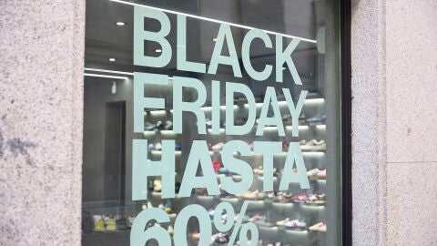 Un escaparate anuncia descuentos por el Black Friday, a 26 de noviembre de 2025, en Madrid (Espa&ntilde;a). 8 de cada 10 espa&ntilde;oles (81,9 %), aseguran que aprovechar&aacute;n las ofertas que les ofrece el Black Friday para comprar los regalos navide&ntilde;os, y su gasto es mayor: 140 &euro; m&aacute;s de media que quienes no lo hacen. M&aacute;s de la mitad (53,4%) piensa desembolsar en regalos lo mismo que el a&ntilde;o pasado, un 28,1 % afirma que pretende gastar menos y el 18,5 % asegura que invertir&aacute; m&aacute;s 26 NOVIEMBRE 2025;ECONOM&Iacute;A;DE...