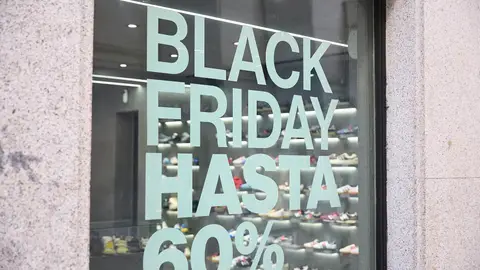 El Black Friday impulsa el gasto navideño Un escaparate anuncia descuentos por el Black Friday, a 26 de noviembre de 2025, en Madrid (España). 8 de cada 10 españoles (81,9 %), aseguran que aprovecharán las ofertas que les ofrece el Black Friday para comprar los regalos navideños, y su gasto es mayor: 140 € más de media que quienes no lo hacen. Más de la mitad (53,4%) piensa desembolsar en regalos lo mismo que el año pasado, un 28,1 % afirma que pretende gastar menos y el 18,5 % asegura que invertirá más 26 NOVIEMBRE 2025;ECONOMÍA;DE...