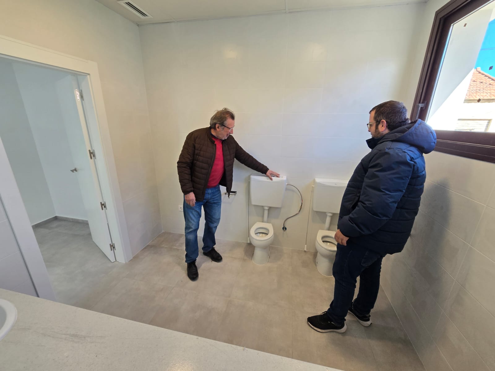 Confrides firma el acta de recepción de las obras del colegio y la antigua casa del maestro Confrides firma el acta de recepción de las obras del colegio y la antigua casa del maestro