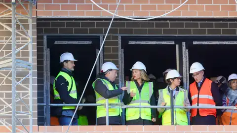 Las 112 viviendas de Las Fuentes estarán listas en junio de 2026 La ministra de Vivienda, Isabel Rodríguez, ha visitado las obras junto al consejero de Vivienda, Octavio López, el concejal de Urbanismo, Víctor Serrano, y la ministra portavoz, Pilar Alegría