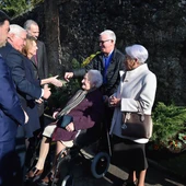El presidente alemán saluda a supervivientes del bombardeo El presidente alemán saluda a supervivientes del bombardeo