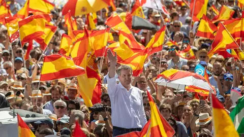 El presidente del Partido Popular, Alberto Núñez Feijóo, durante la concentración del PP bajo el lema ‘Mafia o democracia’ en la Plaza de España de Madrid, El presidente del Partido Popular, Alberto Núñez Feijóo, durante la concentración del PP bajo el lema ‘Mafia o democracia’ en la Plaza de España de Madrid,