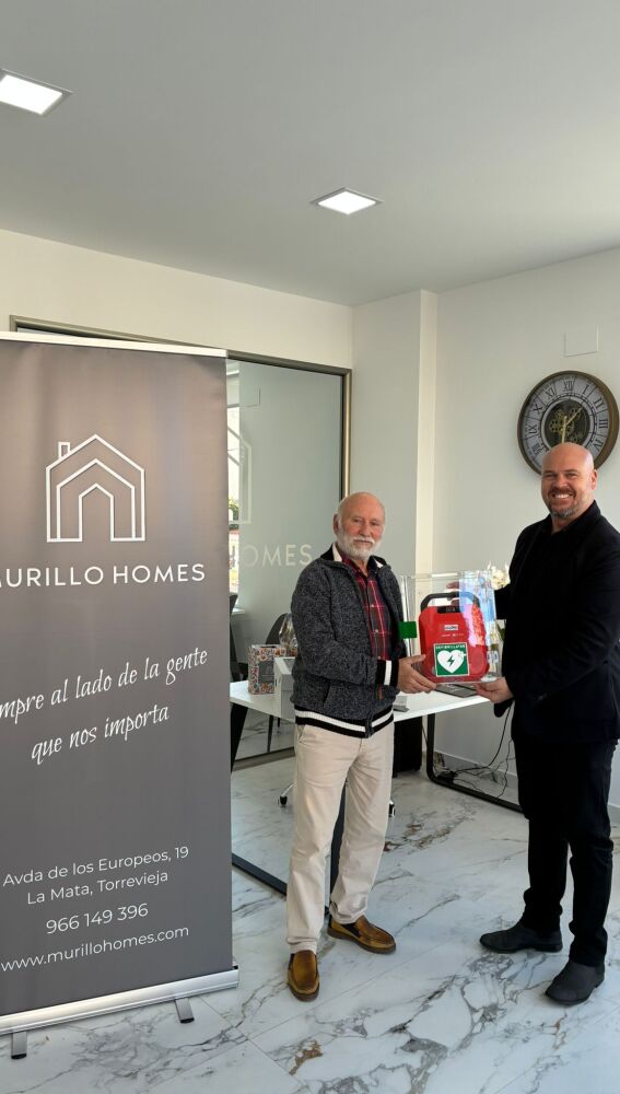 En el marco de este primer aniversario, Murillo Homes ha donado un desfibrilador al Centro Social Polivalente de La Mata 