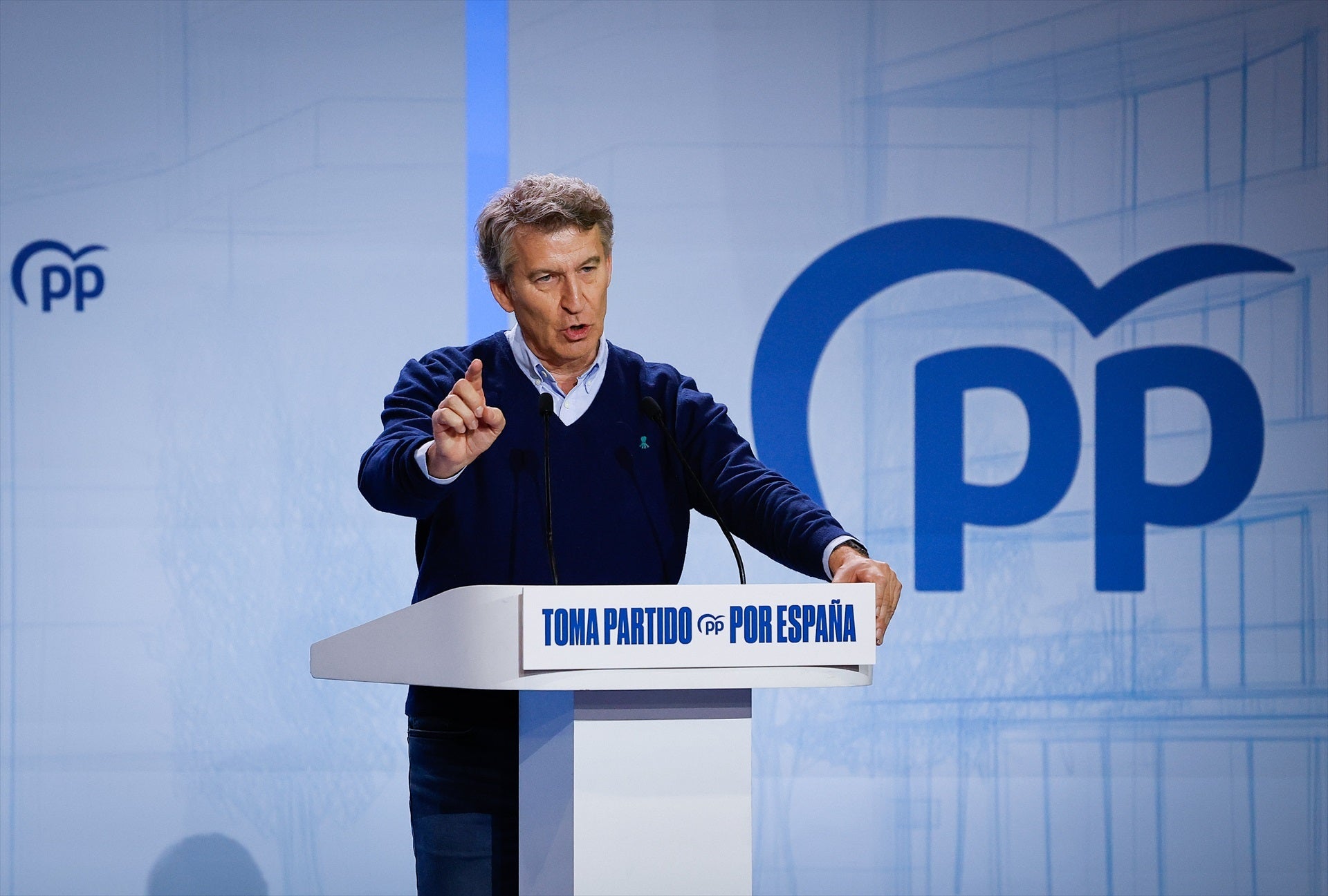 Feijóo advierte a Sánchez: "La banda cae cuando los mafiosos empiezan a delatarse entre ellos" Feijóo advierte a Sánchez: "La banda cae cuando los mafiosos empiezan a delatarse entre ellos"