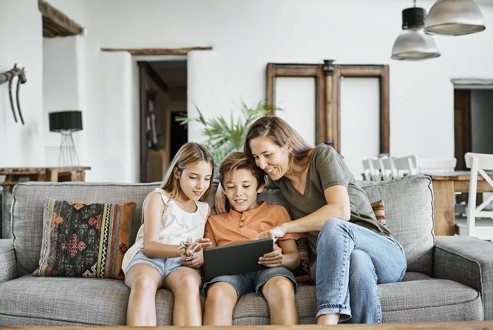 Sharenting: ¿conocemos realmente los riesgos de exponer a los hijos en redes sociales? Sharenting: ¿conocemos realmente los riesgos de exponer a los hijos en redes sociales?