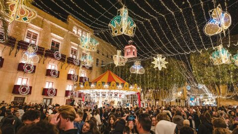 Acto de encendido del alumbrado de la Navidad 2025 en la Plaza de Baix de Elche. 