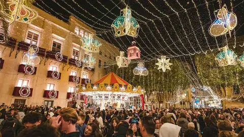 Acto de encendido del alumbrado de la Navidad 2025 en la Plaza de Baix de Elche. Acto de encendido del alumbrado de la Navidad 2025 en la Plaza de Baix de Elche.