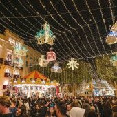Acto de encendido del alumbrado de la Navidad 2025 en la Plaza de Baix de Elche. 