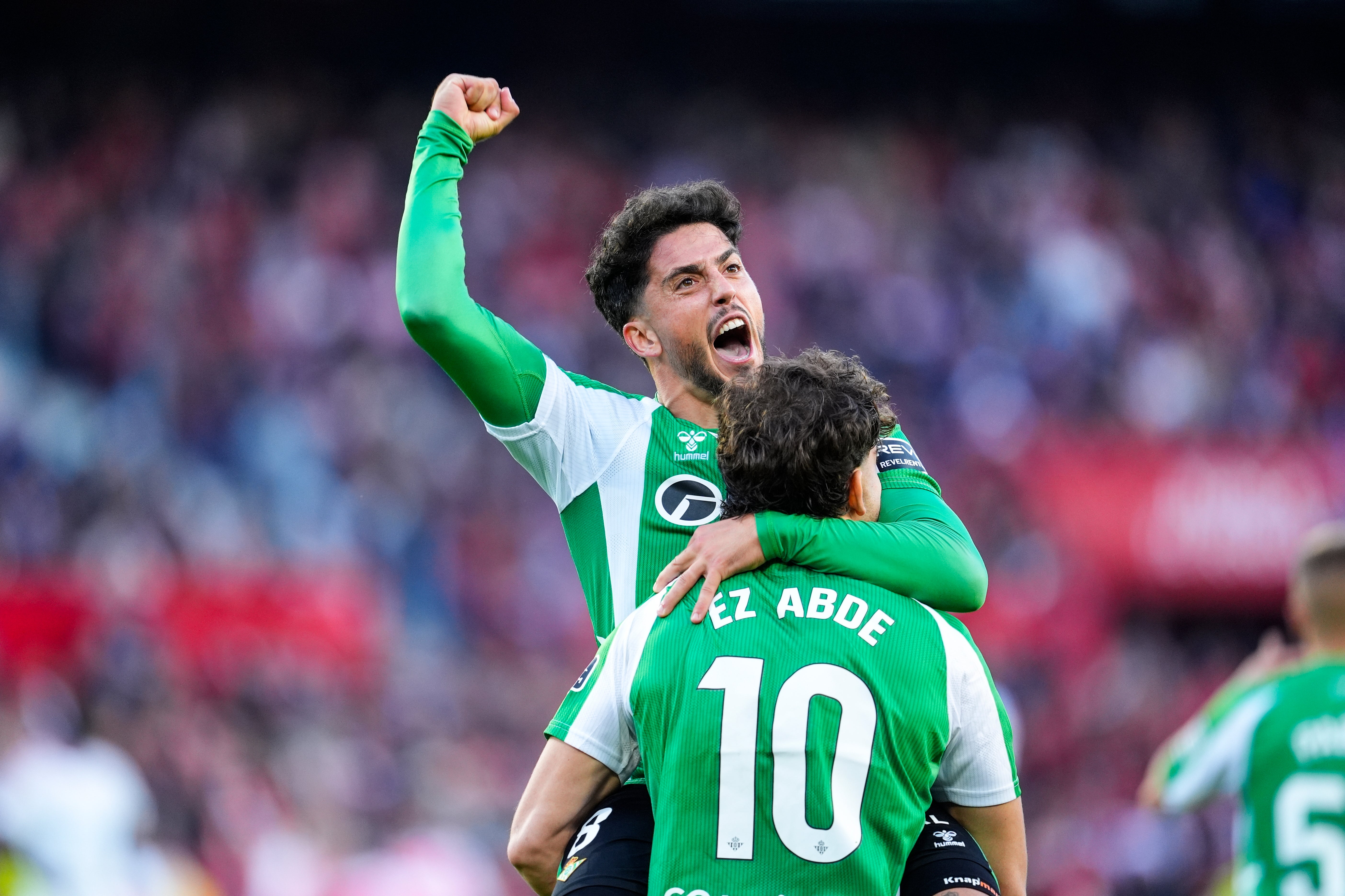 El Betis conquista un polémico derbi con goles de Fornals y Altimira (0-2) El Betis conquista un polémico derbi con goles de Fornals y Altimira (0-2)