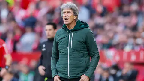 El entrenador del Betis, Manuel Pellegrini, durante el partido de LaLiga entre Sevilla FC y Real Betis celebrado este domingo en el Estadio Ramón Sánchez-Pizjuán de Sevilla El entrenador del Betis, Manuel Pellegrini, durante el partido de LaLiga entre Sevilla FC y Real Betis celebrado este domingo en el Estadio Ramón Sánchez-Pizjuán de Sevilla