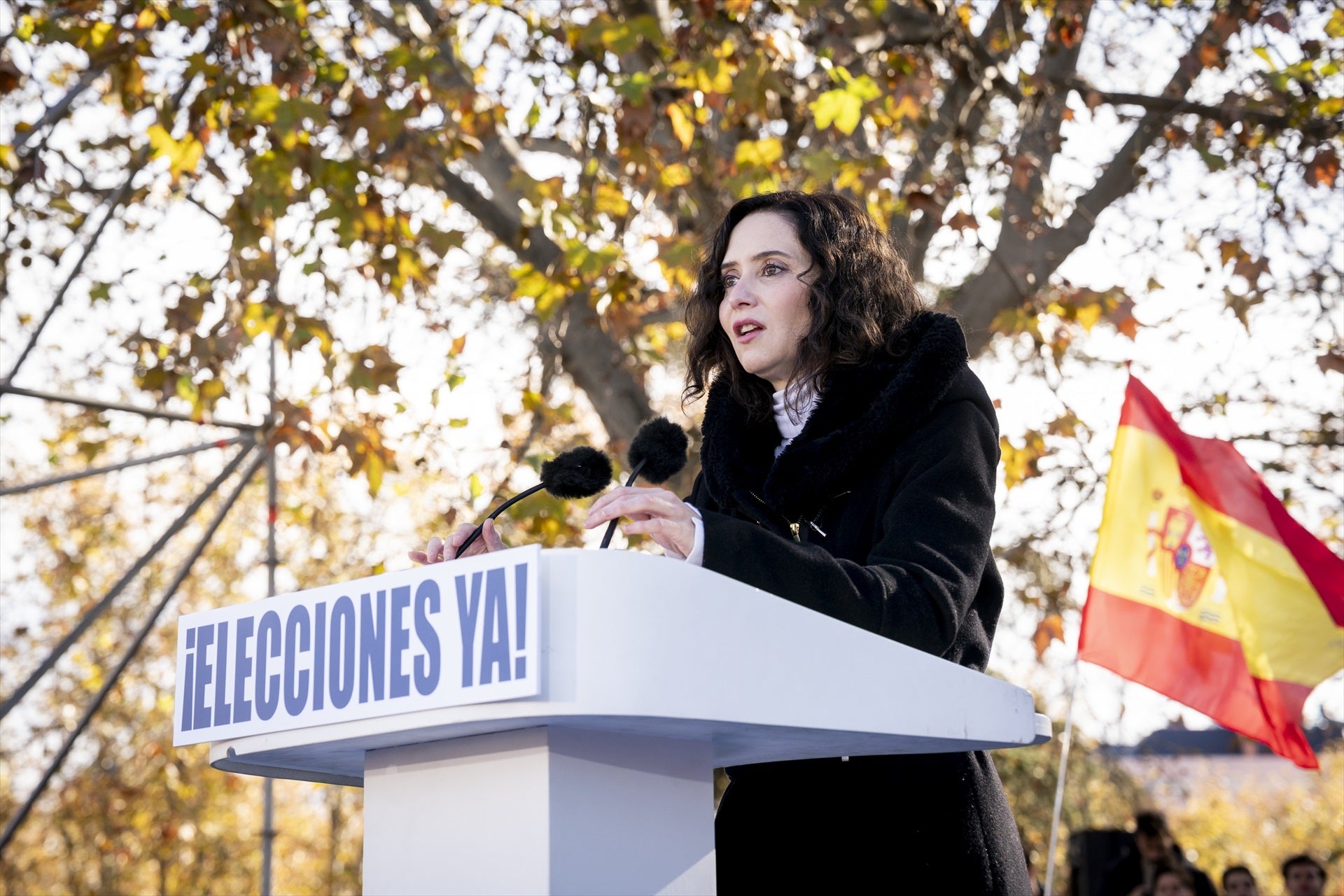 Ayuso avisa: "No nos acostumbremos a lo que no es normal porque así comienzan todas las dictaduras" Ayuso avisa: "No nos acostumbremos a lo que no es normal porque así comienzan todas las dictaduras"