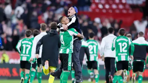 Los jugadores del Betis celebran la victoria al término del partido de LaLiga entre Sevilla FC y Real Betis celebrado este domingo en el Estadio Ramón Sánchez-Pizjuán de Sevilla Los jugadores del Betis celebran la victoria al término del partido de LaLiga entre Sevilla FC y Real Betis celebrado este domingo en el Estadio Ramón Sánchez-Pizjuán de Sevilla