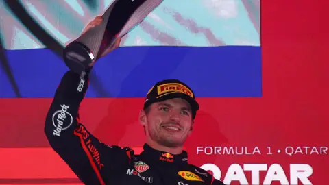 Verstappen celebra su triunfo tras hacerse con el Gran Premio de Catar Verstappen celebra su triunfo tras hacerse con el Gran Premio de Catar