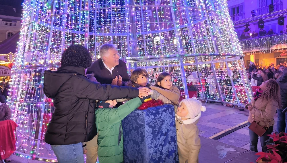 Cañizares y los niños de AFANION en el encendido de las luces de Navidad Cañizares y los niños de AFANION en el encendido de las luces de Navidad