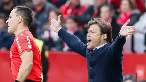 El entrenador del Sevilla, Matías Almeyda, durante el partido de LaLiga entre Sevilla FC y Real Betis celebrado este domingo en el Estadio Ramón Sánchez-Pizjuán de Sevilla El entrenador del Sevilla, Matías Almeyda, durante el partido de LaLiga entre Sevilla FC y Real Betis celebrado este domingo en el Estadio Ramón Sánchez-Pizjuán de Sevilla