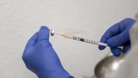 Una sanitaria prepara un vial durante el inicio de la campaña de vacunación de la gripe Una sanitaria prepara un vial durante el inicio de la campaña de vacunación de la gripe