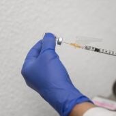 Una sanitaria prepara un vial durante el inicio de la campaña de vacunación de la gripe