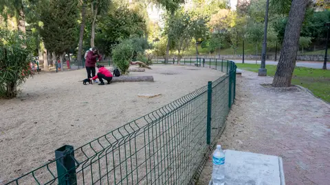 Vista del Parque de la Concordia, situado en pleno centro de Jaén, donde se hallaron los cuerpos sin vida de dos chicas adolescentes, de 15 y 16 años. Vista del Parque de la Concordia, situado en pleno centro de Jaén, donde se hallaron los cuerpos sin vida de dos chicas adolescentes, de 15 y 16 años.