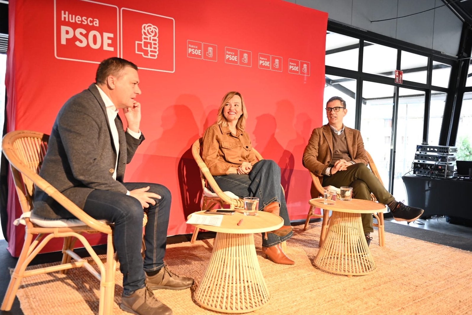 El Gobierno se burla de la manifestación del PP: "Cada vez van eligiendo escenarios más pequeñicos" El Gobierno se burla de la manifestación del PP: "Cada vez van eligiendo escenarios más pequeñicos"
