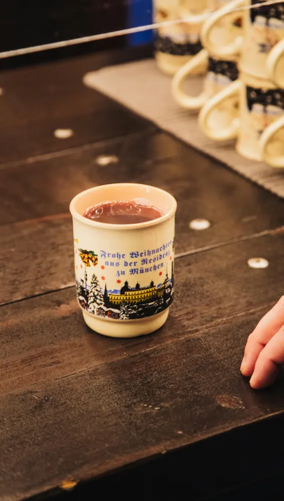 Vino caliente en mercadillo navideño de Munich Vino caliente en mercadillo navideño de Munich