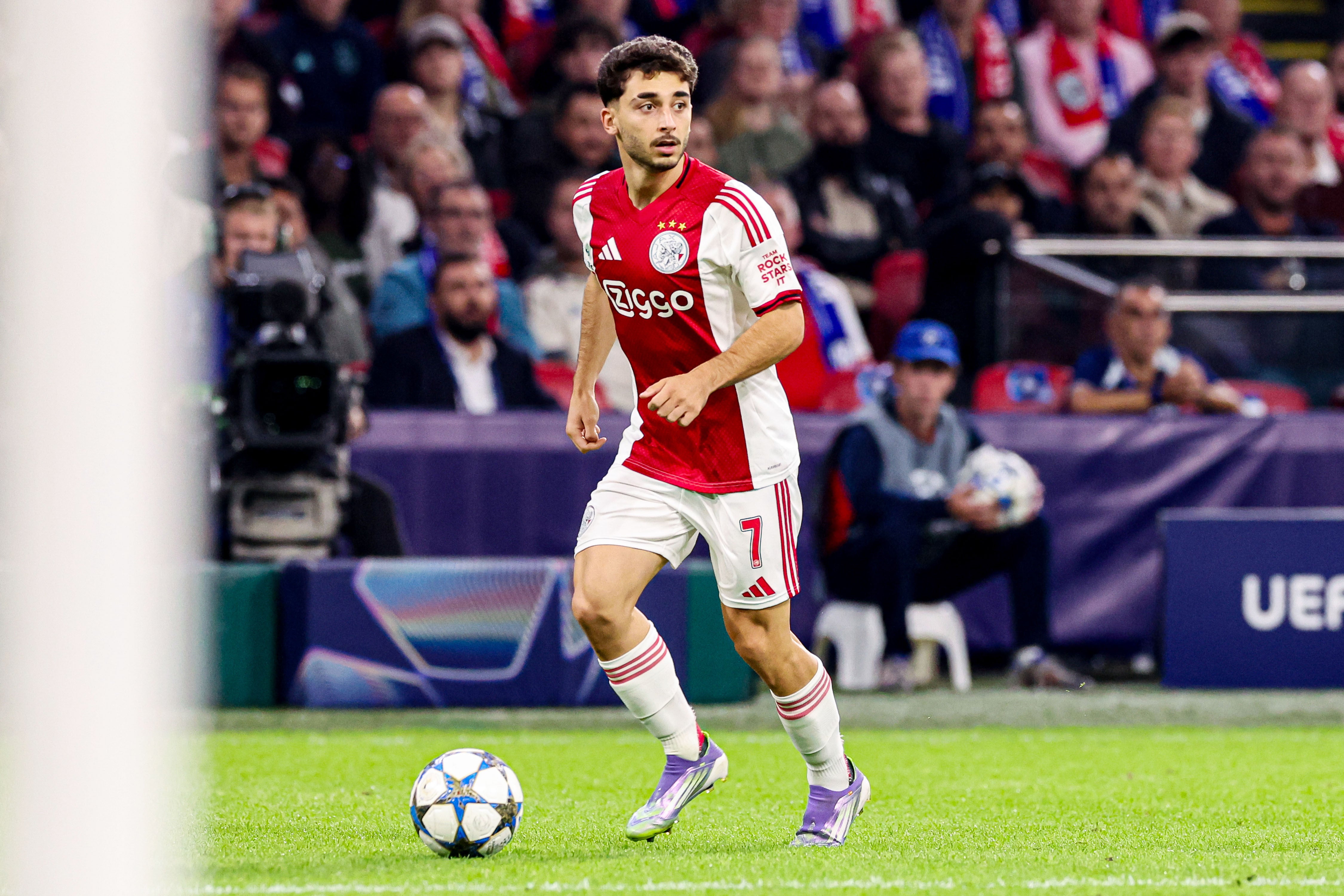 Raúl Moro afronta con optimismo su etapa en el Ajax: "Intento hacer lo mejor posible para ganarme un sitio en el once"