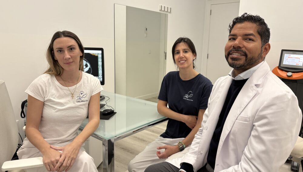 Las fisioterapeutas Tania Güiza y María muñoz reunidas con el cirujano Leopoldo Salvatierra.