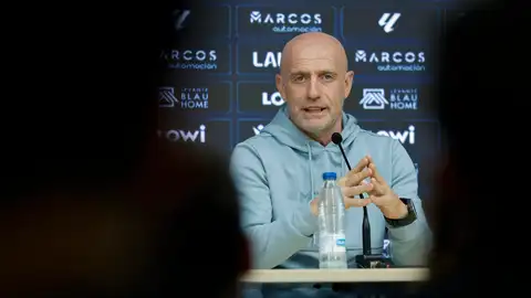 El entrenador Julián Calero durante la rueda de prensa para despedirse del Levante El entrenador Julián Calero durante la rueda de prensa para despedirse del Levante