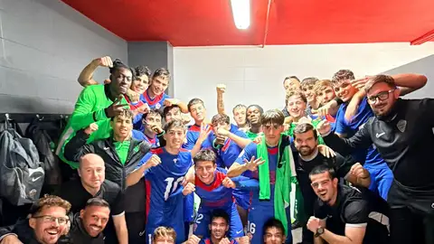 El Elche División de Honor celebra la victoria en Castellón. El Elche División de Honor celebra la victoria en Castellón.